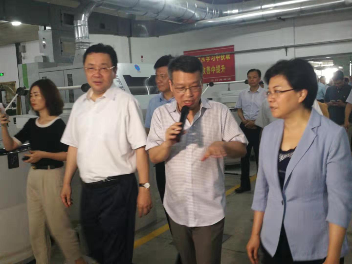 蔣躍東(中)介紹企業(yè)今后智能化發(fā)展目標(biāo)。楊岳(左)、韓立明(右) 蔣躍東(中)介紹企業(yè)今后智能化發(fā)展目標(biāo)。楊岳(左)、韓立明(右)