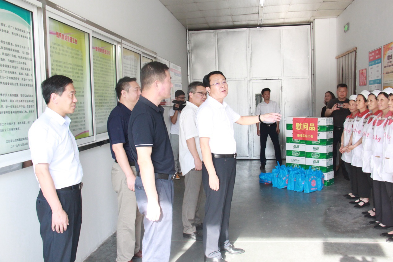 圖1:方區長在生產現場作慰問講話。 圖1:方區長在生產現場作慰問講話。